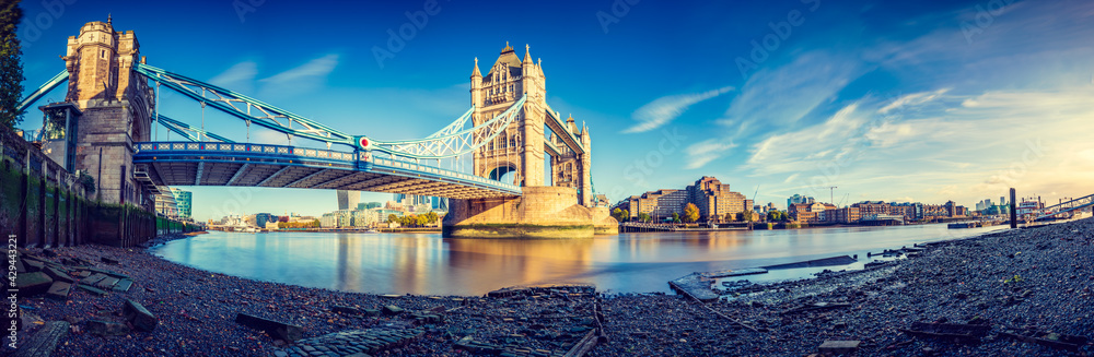 Obraz premium Tower Bridge morning panorama in autumn. London. England