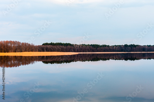Fototapeta Naklejka Na Ścianę i Meble -  Spokojny i cichy wieczór na jeziorem, gładka tafla spokojego jeziora