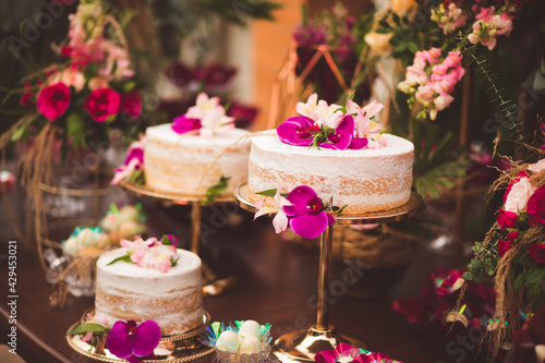  cake table with floral scraps in wedding decoration