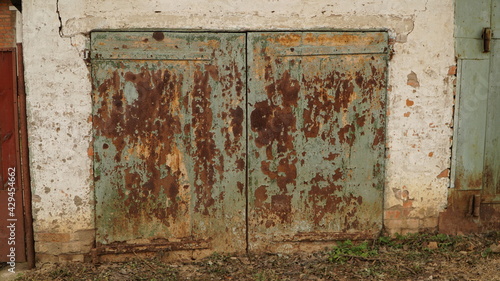 old rusty door © Konstantin