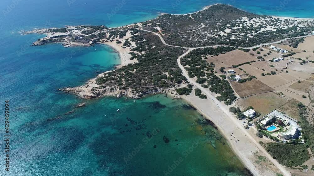 Plage d'Aliko sur l'île de Naxos dans les Cyclades en Grèce vue du ciel Plage d'Aliko sur l'île de Naxos dans les Cyclades en Grèce vue du ciel