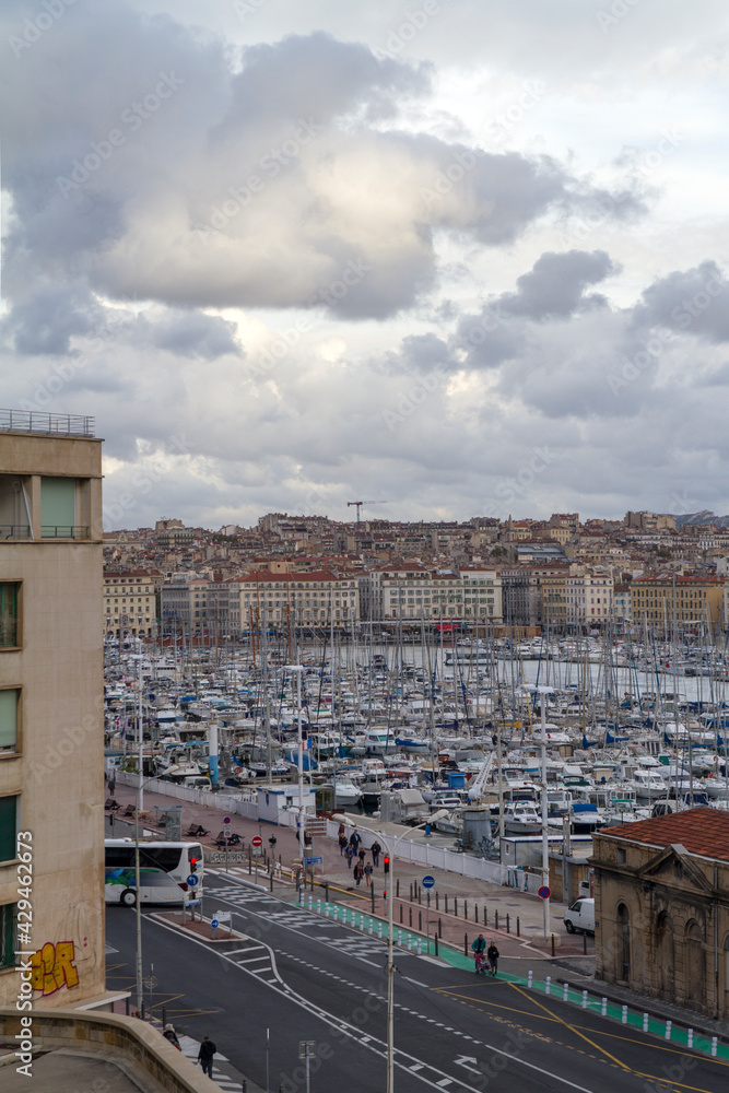 Fototapeta premium Puerto de la ciudad de Marsella o Marseille en el pais de Francia o France