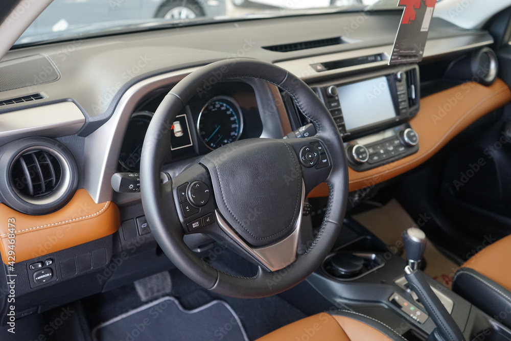 Obraz premium Steering wheel and dashboard view of a modern vehicle