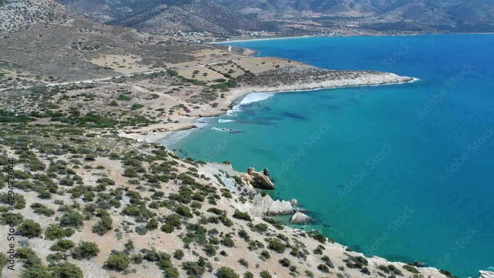 Plage d'Aliko sur l'île de Naxos dans les Cyclades en Grèce vue du ciel Plage d'Aliko sur l'île de Naxos dans les Cyclades en Grèce vue du ciel