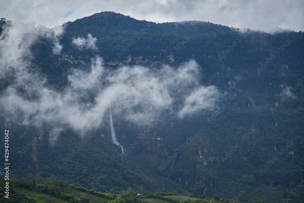 Vista de la catarata Chinata en el bosque de nubes de Cuispes, Chachapoyas, Perú.