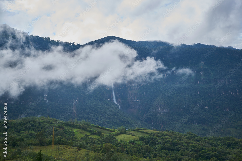 Bosque de nubes con la catarata de Chinata en Cuispes, Chachapoyas, Perú.