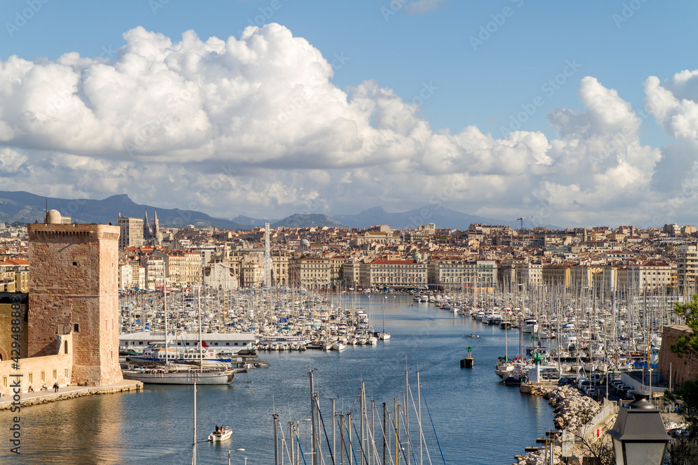 Puerto de la ciudad de Marsella en el pais de Francia