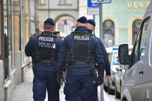 Polska policja pilnuje porządku w dużym mieście. 