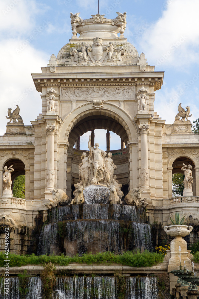 Palacio de Longchamp con sus Fuentes en la ciudad de Marsella en el pais de Francia
