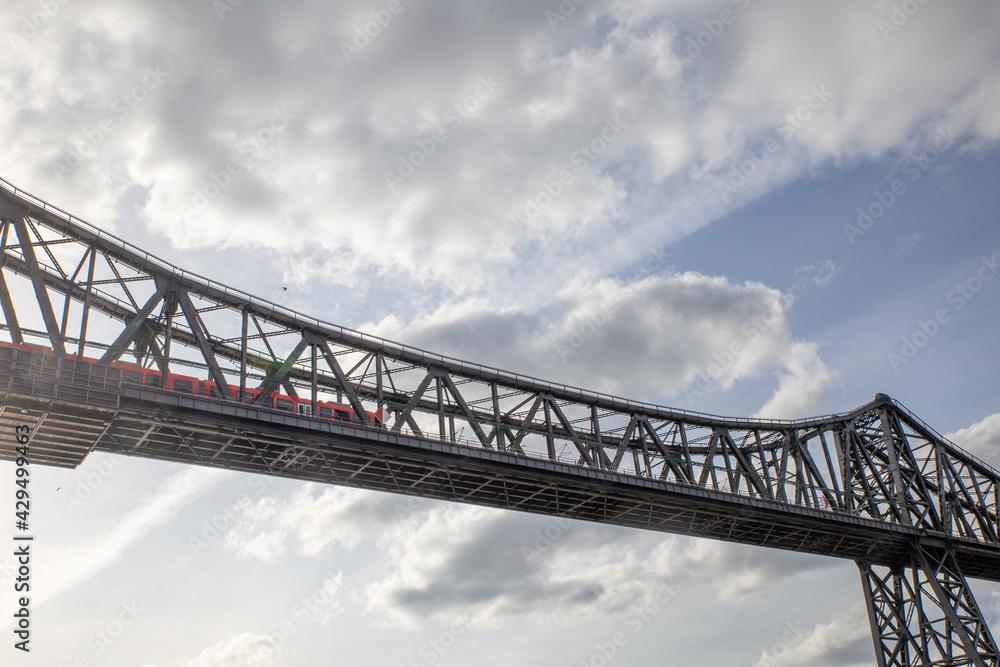 Rote Eisenbahn auf der  Eisenbahnhochbrücke über den Nord-Ostsee-Kanal bei Rendsburg.