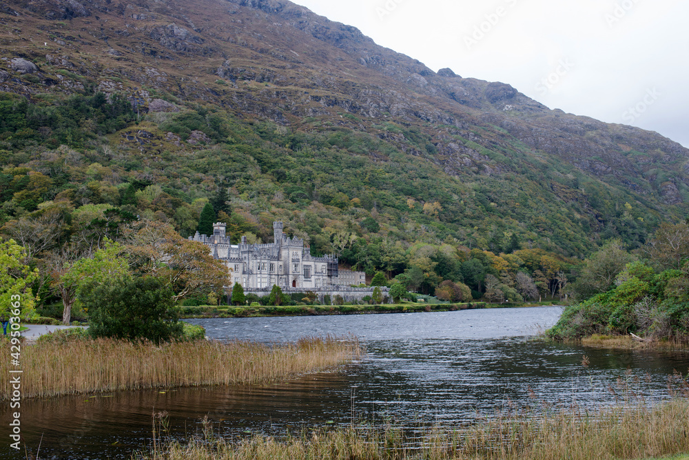 Obraz premium Kylemore Abbey, home to the Sisters of the Benedictine Order in Ireland. Duchruach Mountain, on the northern shore of Lough Pollacappul, in the heart of the Connemara Mountains.