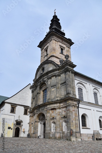 Klasztor Misjonarzy, Oblatów, Maryi Niepokalanej, Sanktuarium, Relikwii, Drzewa, Krzyża, Świętego, Opactwo na Świętym Krzyżu