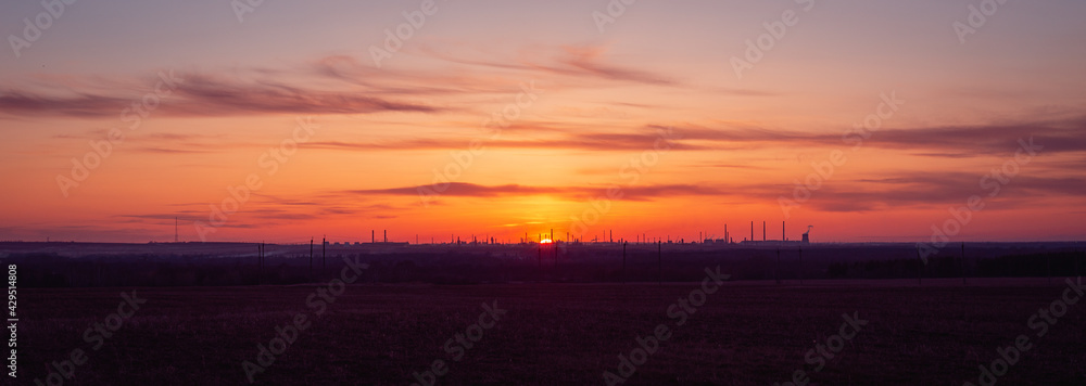 Obraz premium Sunset and industrial city with a factory.