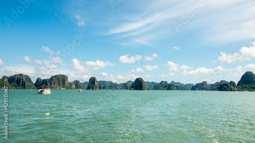 Fototapeta Naklejka Na Ścianę i Meble -  Ha long bay islands in Vietnam