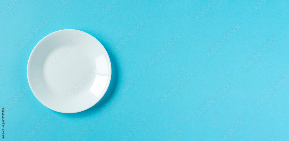 White Plate On Light Blue Background 水色背景上の白いお皿stock Photo Adobe Stock