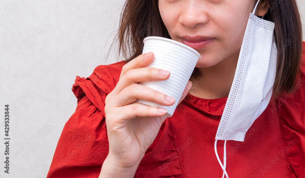 マスク会食をする若い女性