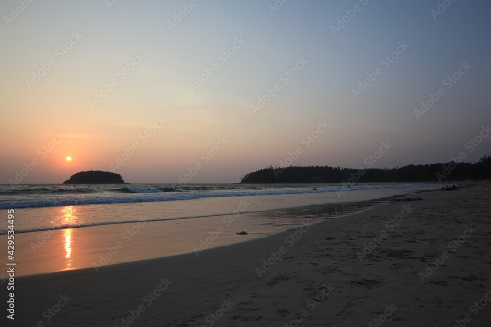 タイ、プーケットのサンセット　夕焼けで空がピンク　砂浜に反射