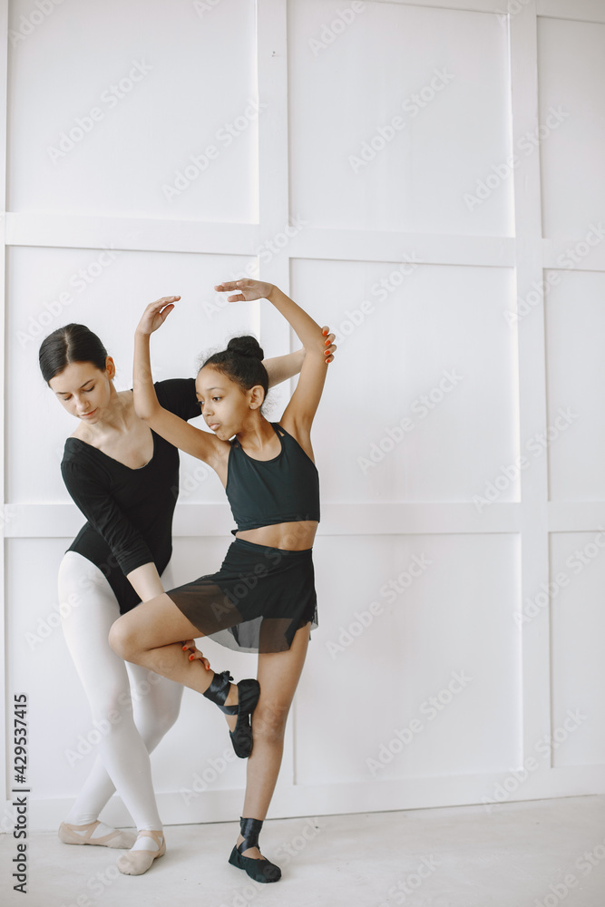 Obraz premium African little girl is studying ballet