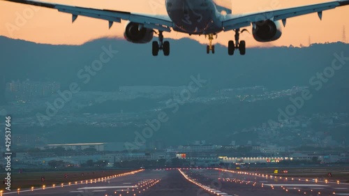 大阪国際空港に着陸する飛行機 photo