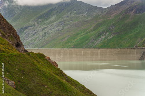 Barrage de la grande Dixence, lac des Dix, canton du Valais, Suisse photo