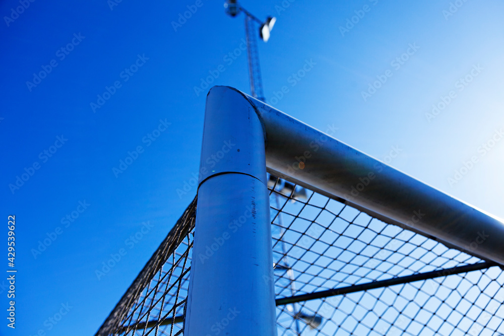 Obraz premium the top left corner of a football goal against blue sky