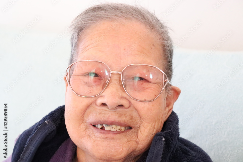 幸せ老後生活、100歳のシニア女性