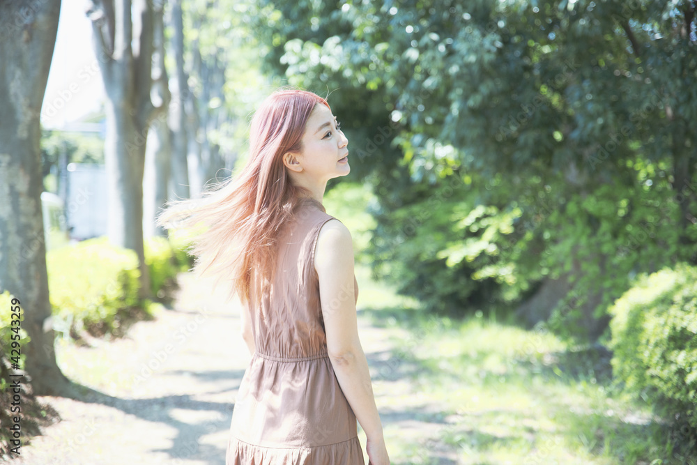 木々の小道で佇む美しい女性のポートレート 木々の小道で佇む美しい女性のポートレート
