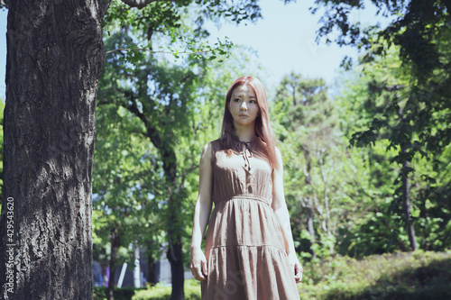 木々の小道で佇む美しい女性のポートレート © studio I.M.S