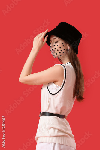 Fashionable young woman wea...
