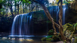 鍋ヶ滝_幅が広く水のカーテンのような滝、滝の裏に空間ができており滝を裏から見ることができる