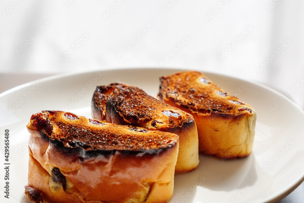 焼きすぎてしまったレーズンパン
焼きすぎてしまったレーズンパン
