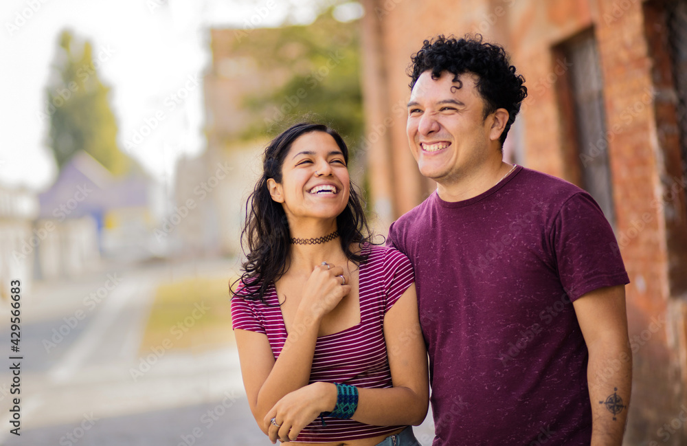 Naklejka premium Young happy couple spending time on the street.