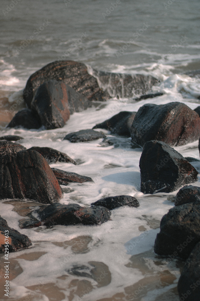 Naklejka premium Sea waves through rocks