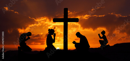 Modlący się przy krzyżu