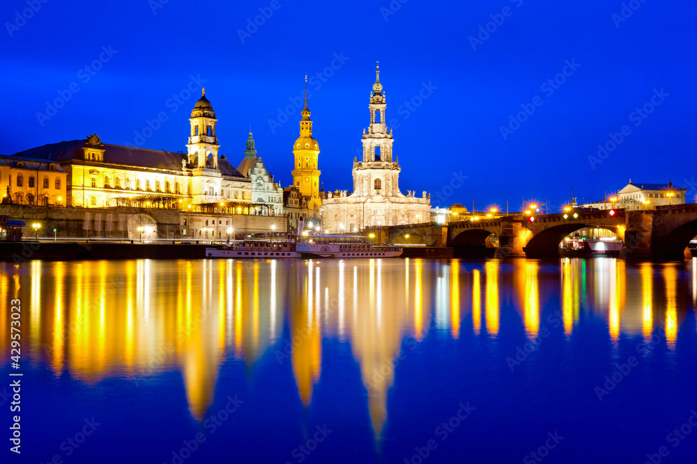 Blick auf die Altstadt von Dresden am Abend, Deutschland