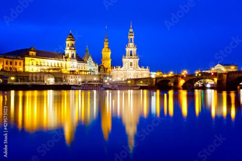 Blick auf die Altstadt von Dresden am Abend, Deutschland