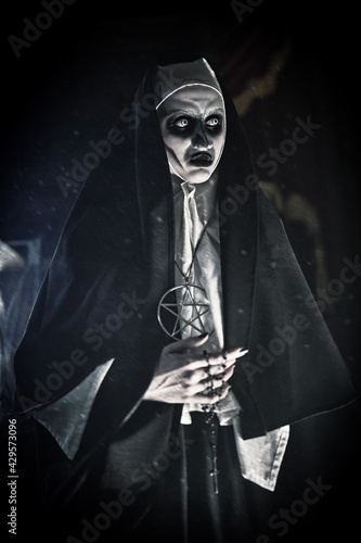 Fotografía portrait of dark nun