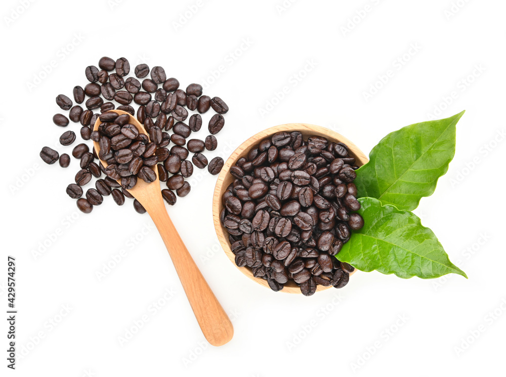 Obraz premium coffee beans isolated on white background