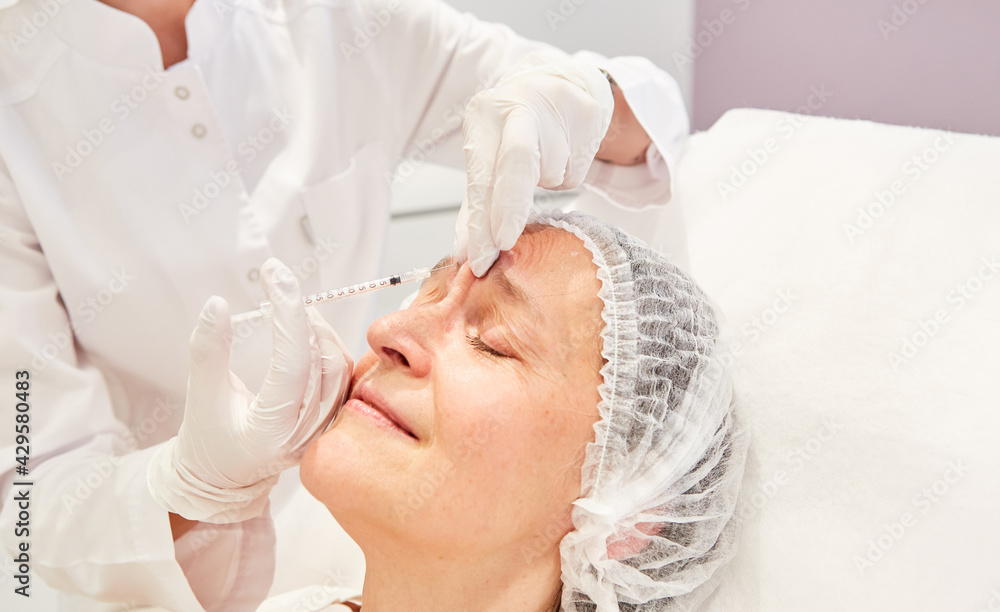 Forehead wrinkles are injected with hyaluronic acid