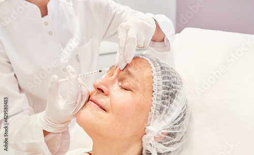 Forehead wrinkles are injected with hyaluronic acid