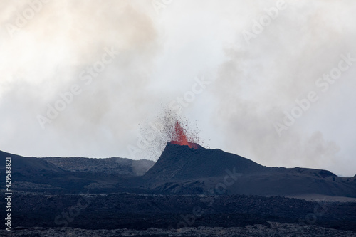 Eruption volcanique du Piton de la Fournaise    la R  union