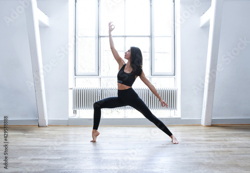 Fototapeta Naklejka Na Ścianę i Meble -  Junge, schöne Frau beim Yoga