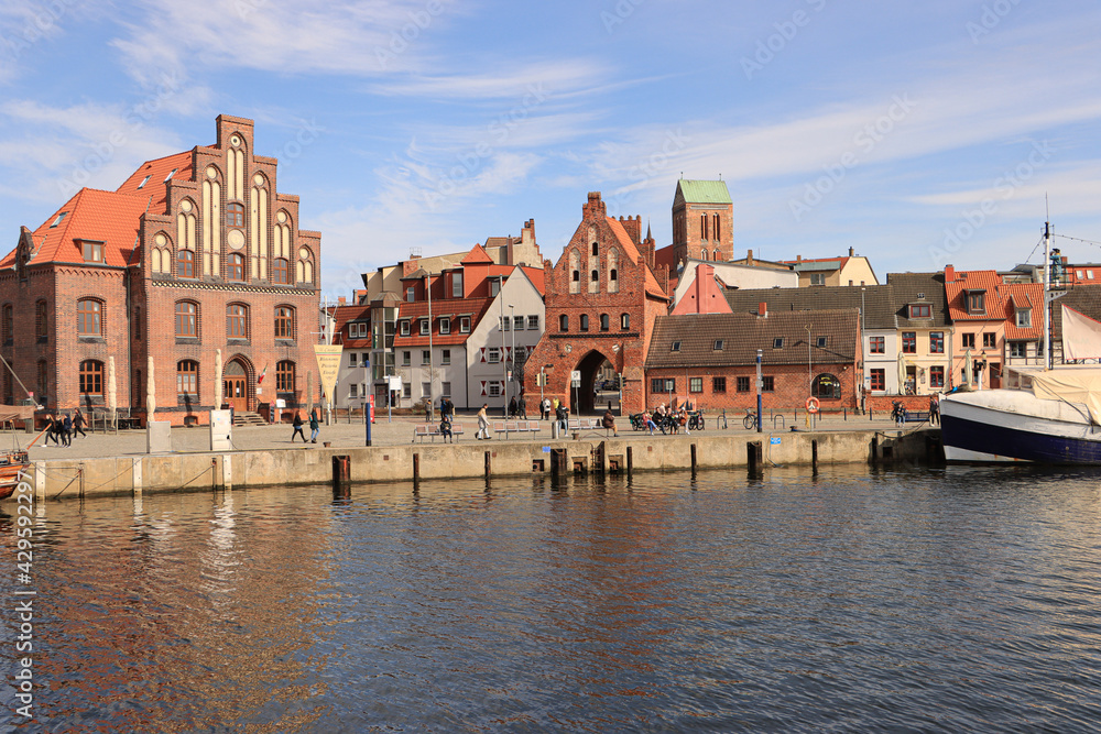 Hansestadt Wismar; Alter Hafen mit Zollhaus, Wassertor und Nikolaikirche