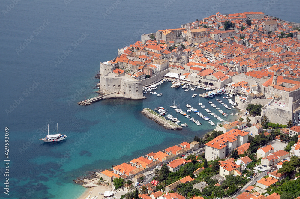 Vista aérea de la bahía y puerto de Dubrovnik en Croacia
