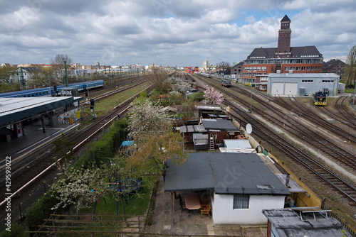 Kleingärten zwischen den Gleisen am Bahnhof Westhafen in Berlin