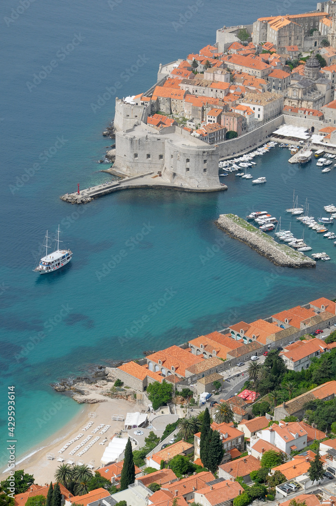 Vista aérea del puerto de Dubrovnik en Croacia