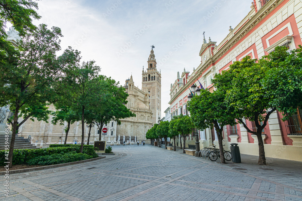 Fotografías del centro de Sevilla con las calles vacias debido a la pandemia en su semana de feria.