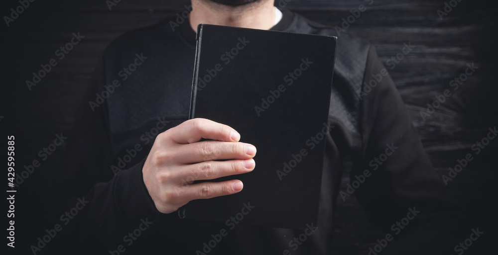 Naklejka premium Caucasian man holding bible. Religion