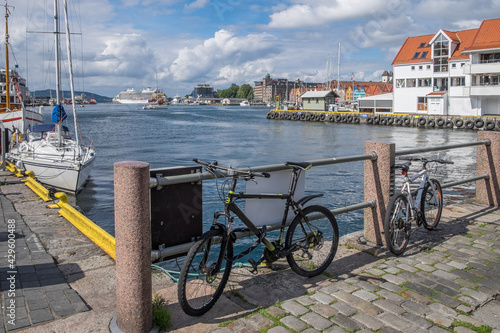 Escena con bicicletas en el puerto de Bergen, Noruega