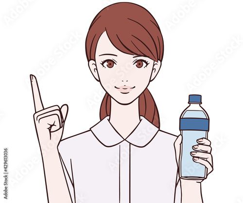 人差し指を立ててペットボトルを持つ看護師